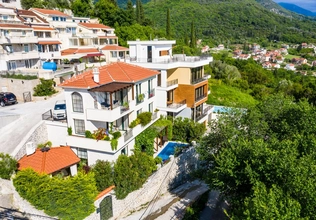 Luksuzna vila u Tivtu sa panoramskim pogledom na zaliv i privatnim bazenom