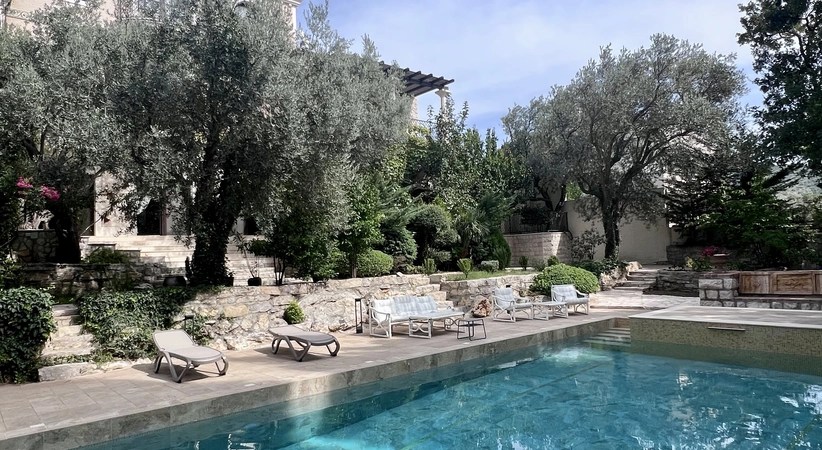 Luxury villa with 5 bedrooms and a swimming pool in Rezevici