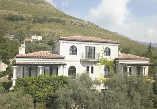 Luxury villa with 5 bedrooms and a swimming pool in Rezevici
