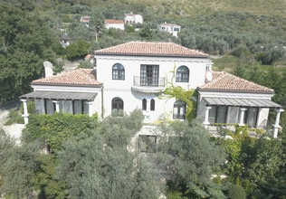 Luxury villa with 5 bedrooms and a swimming pool in Rezevici