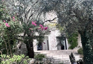 Luxury villa with 5 bedrooms and a swimming pool in Rezevici