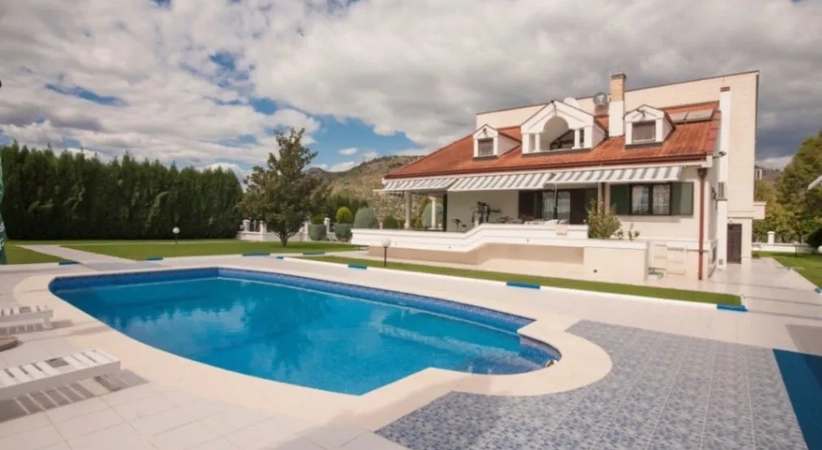 Luxusvilla mit Pool und Tennisplatz in Podgorica