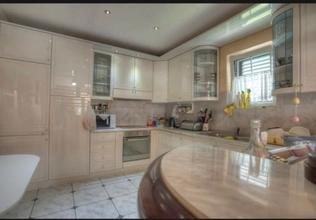Luxusvilla mit Pool und Tennisplatz in Podgorica