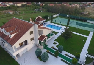 Luxusvilla mit Pool und Tennisplatz in Podgorica