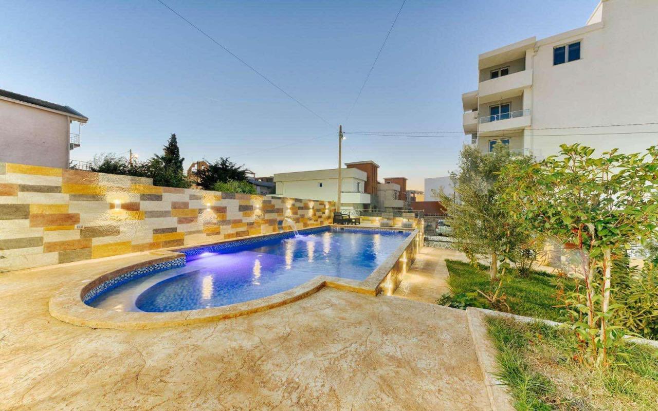 Moderna vila sa bazenom pored mora