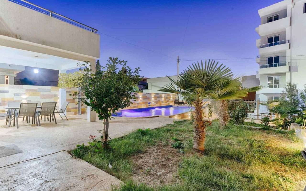 Moderna vila sa bazenom pored mora