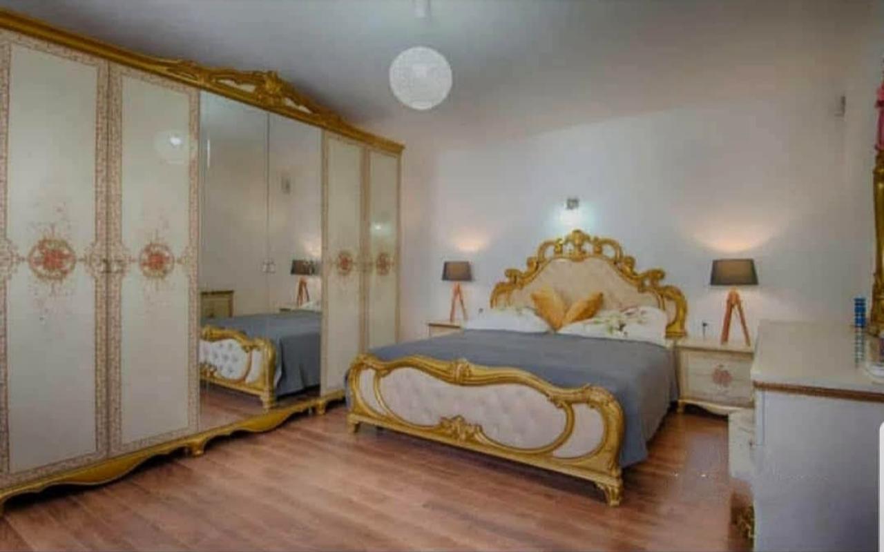 Moderna vila sa bazenom pored mora