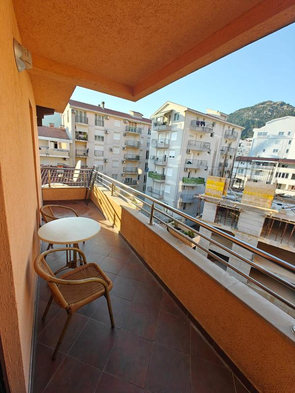 One-bedroom apartment in a building with an elevator.