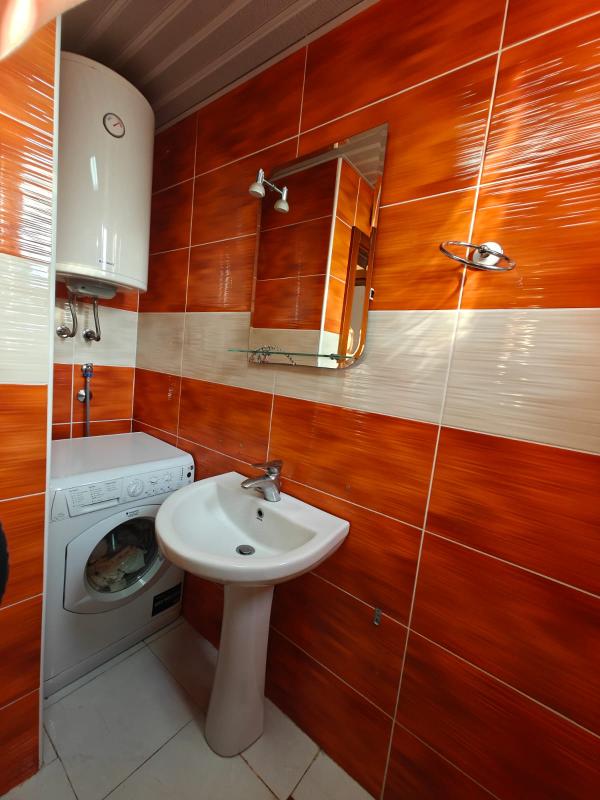 One-bedroom apartment in a building with an elevator.