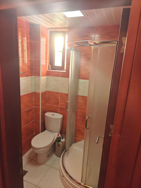One-bedroom apartment in a building with an elevator.