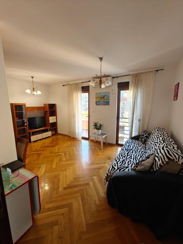 One-bedroom apartment in a building with an elevator.