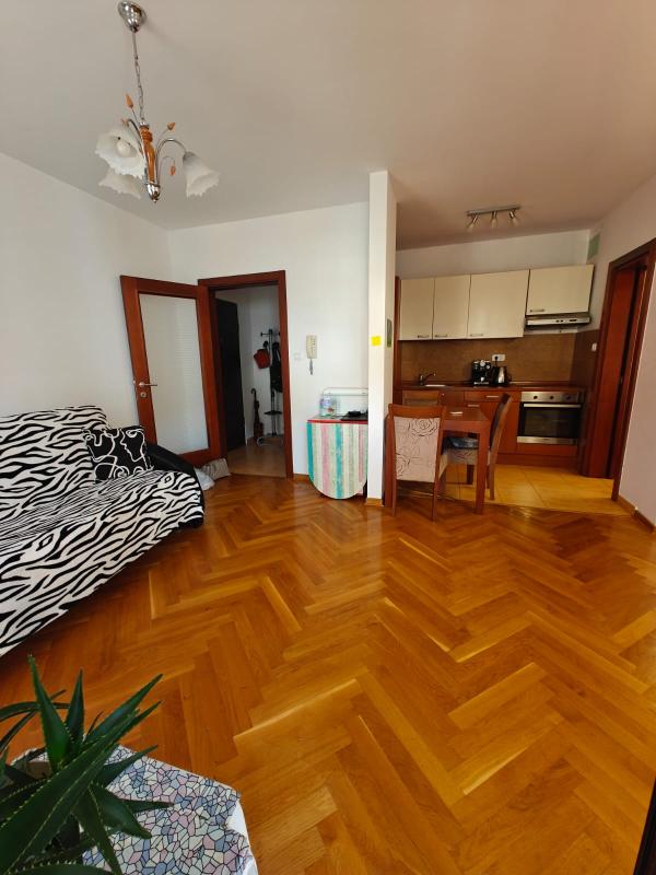 One-bedroom apartment in a building with an elevator.