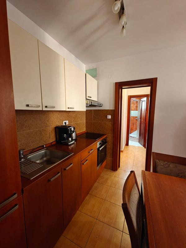 One-bedroom apartment in a building with an elevator.
