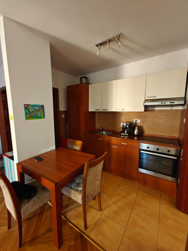 One-bedroom apartment in a building with an elevator.
