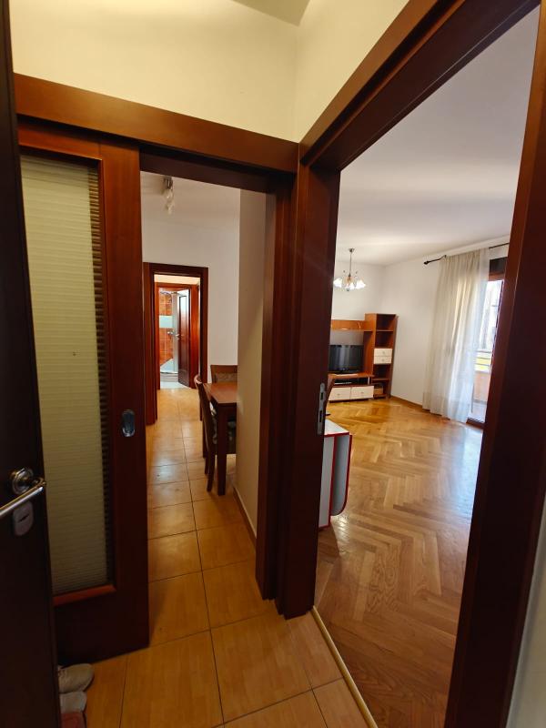 One-bedroom apartment in a building with an elevator.