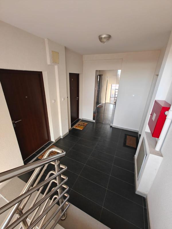 One-bedroom apartment in a building with an elevator.