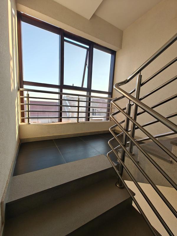 One-bedroom apartment in a building with an elevator.
