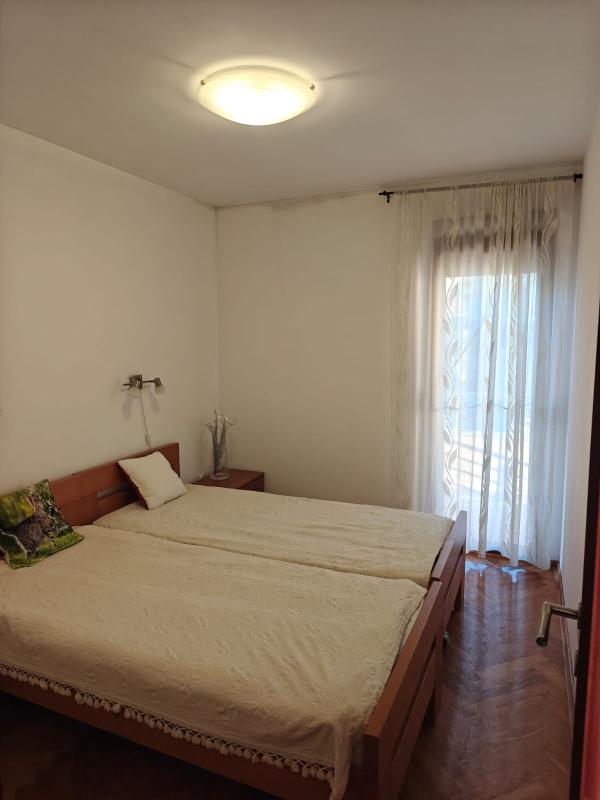 One-bedroom apartment in a building with an elevator.