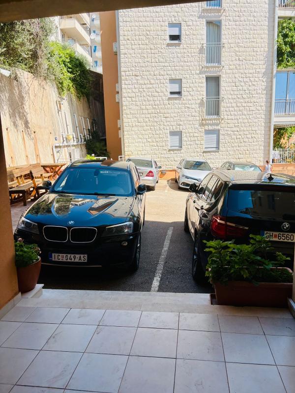 Gemütliche 1-Zimmer-Wohnung mit Pool in Petrovac, 350 m zum Meer