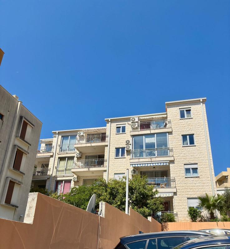 Gemütliche 1-Zimmer-Wohnung mit Pool in Petrovac, 350 m zum Meer