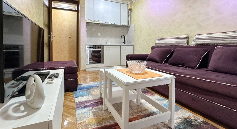 One-bedroom apartment with sea and mountain views in the very center of Budva, 200 meters to the se