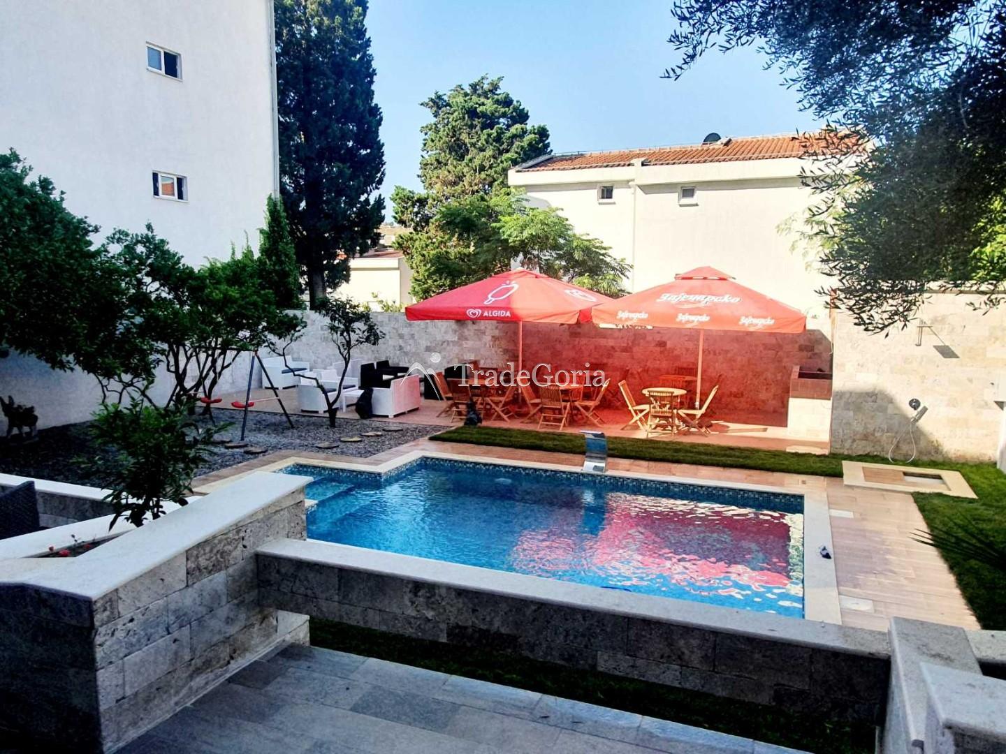Hotel in Sutomore with 12 apartments, pool, 200 meters to the sea