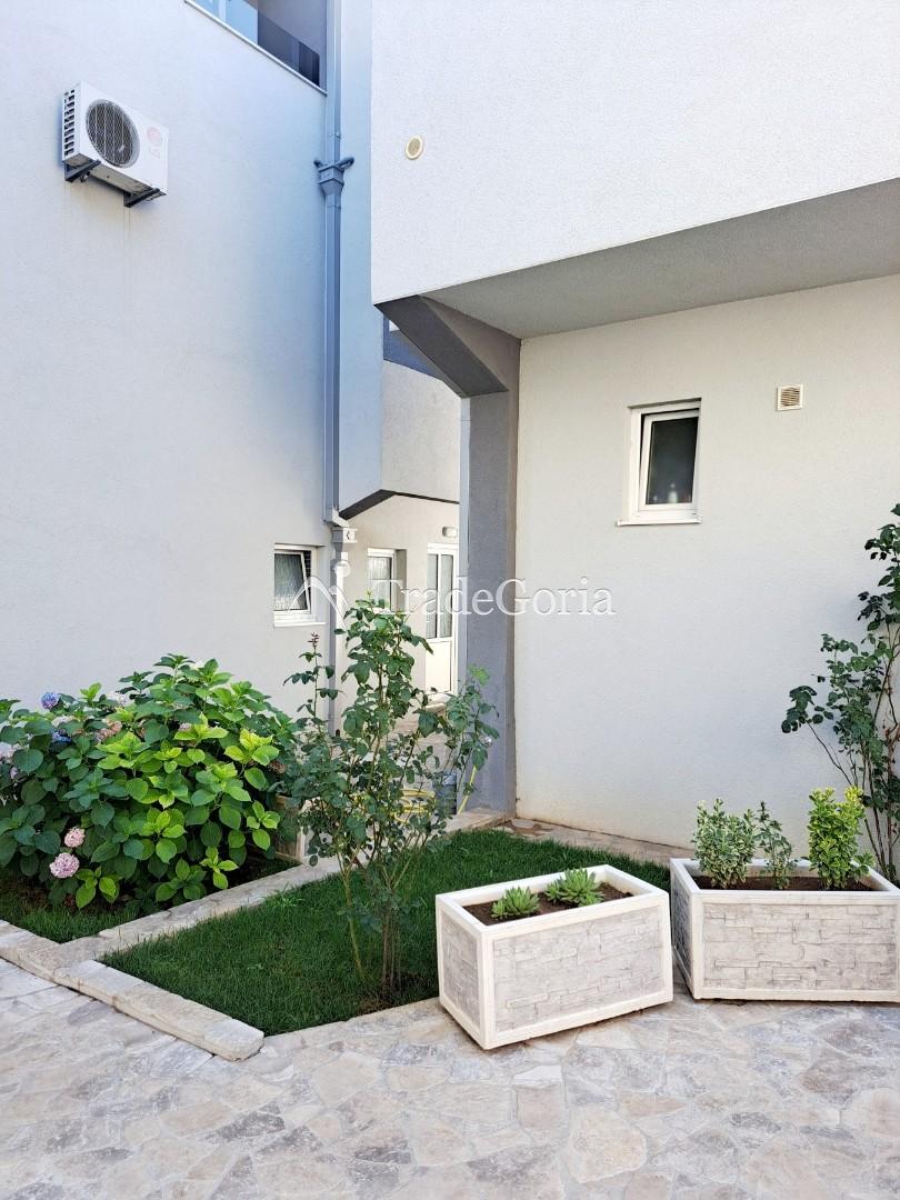 Hotel in Sutomore with 12 apartments, pool, 200 meters to the sea