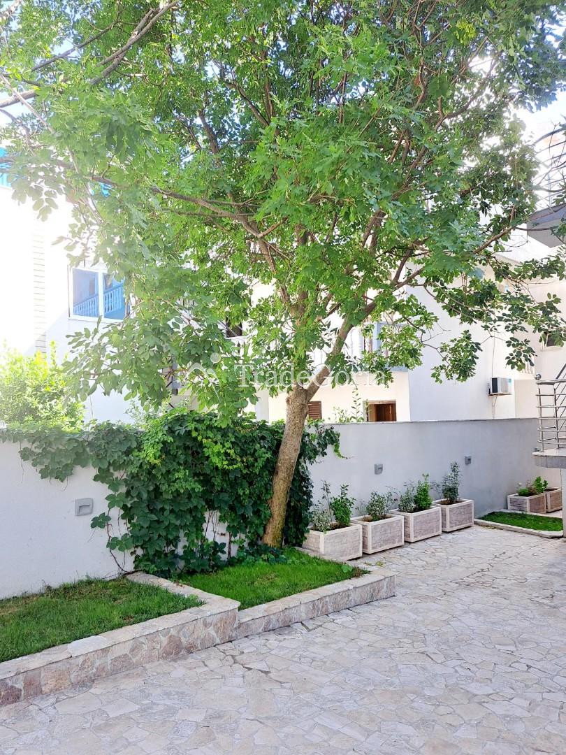 Hotel in Sutomore with 12 apartments, pool, 200 meters to the sea
