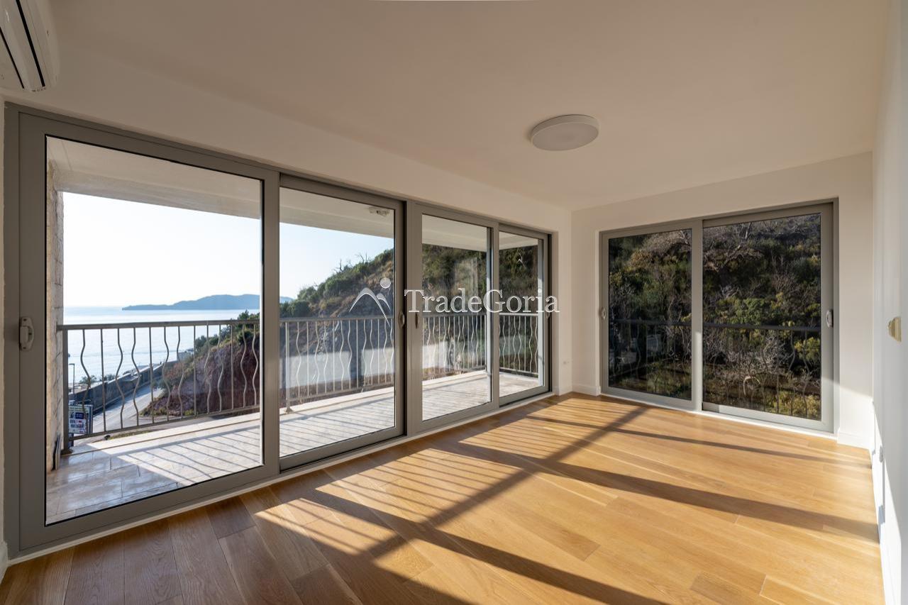 Penthouse with 3 bedrooms and panoramic sea views