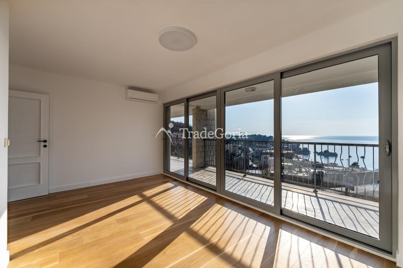 Penthouse with 3 bedrooms and panoramic sea views