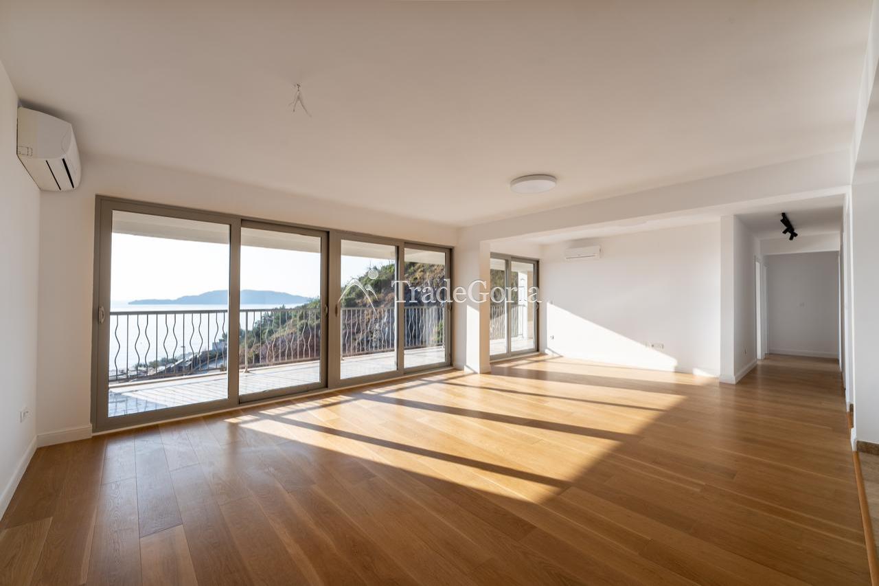 Penthouse with 3 bedrooms and panoramic sea views
