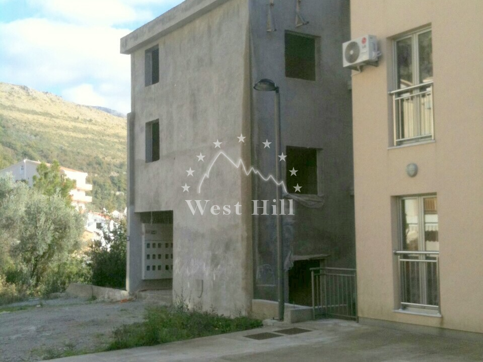 Plot with unfinished 9-apartments building with sea view