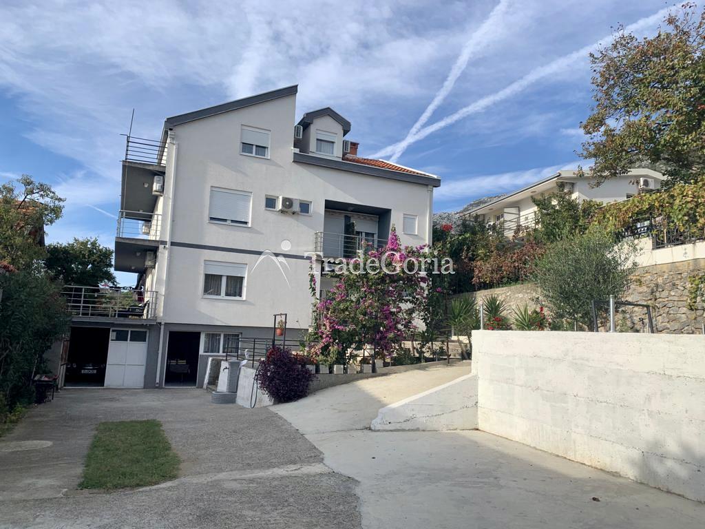 Vila sa 10 apartmana sa sobama u Sutomoru na prodaju