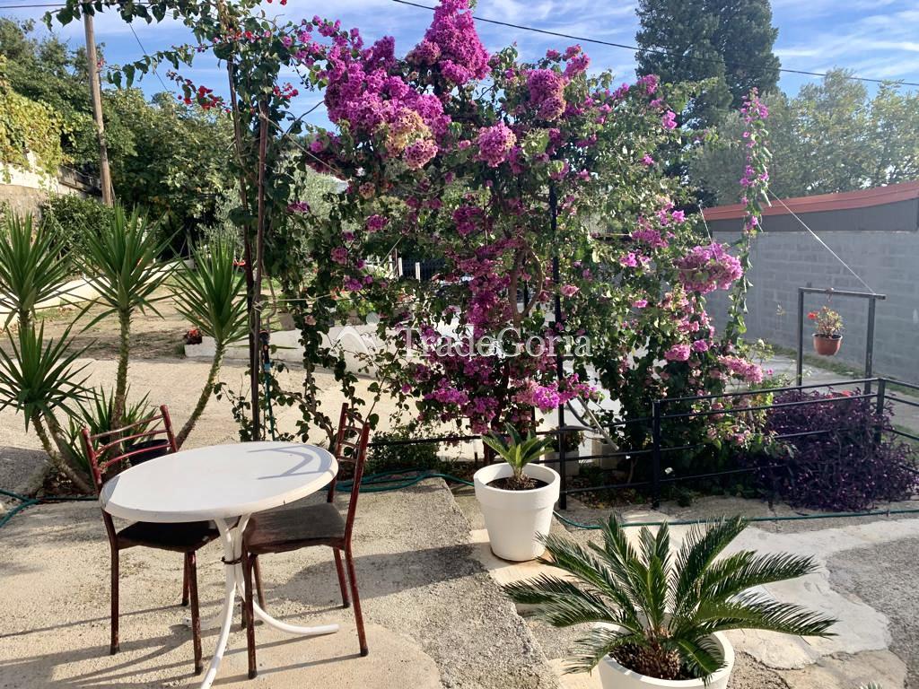 Vila sa 10 apartmana sa sobama u Sutomoru na prodaju