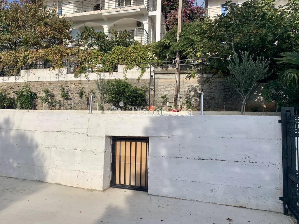 Vila sa 10 apartmana sa sobama u Sutomoru na prodaju