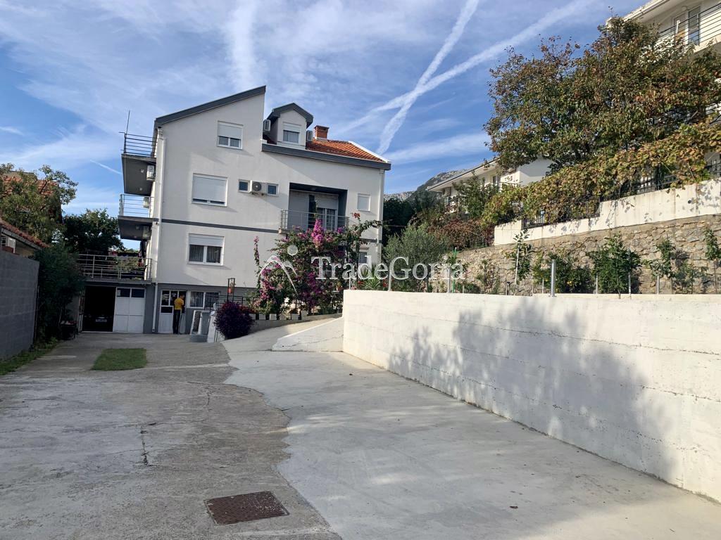 Vila sa 10 apartmana sa sobama u Sutomoru na prodaju
