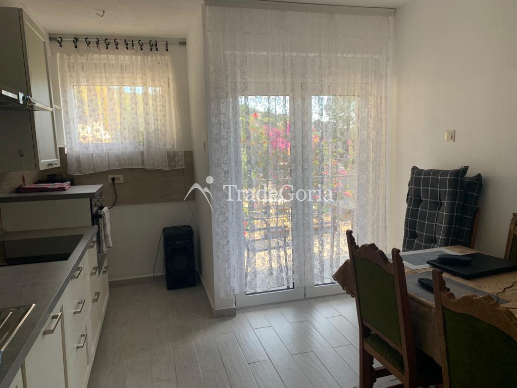 Vila sa 10 apartmana sa sobama u Sutomoru na prodaju