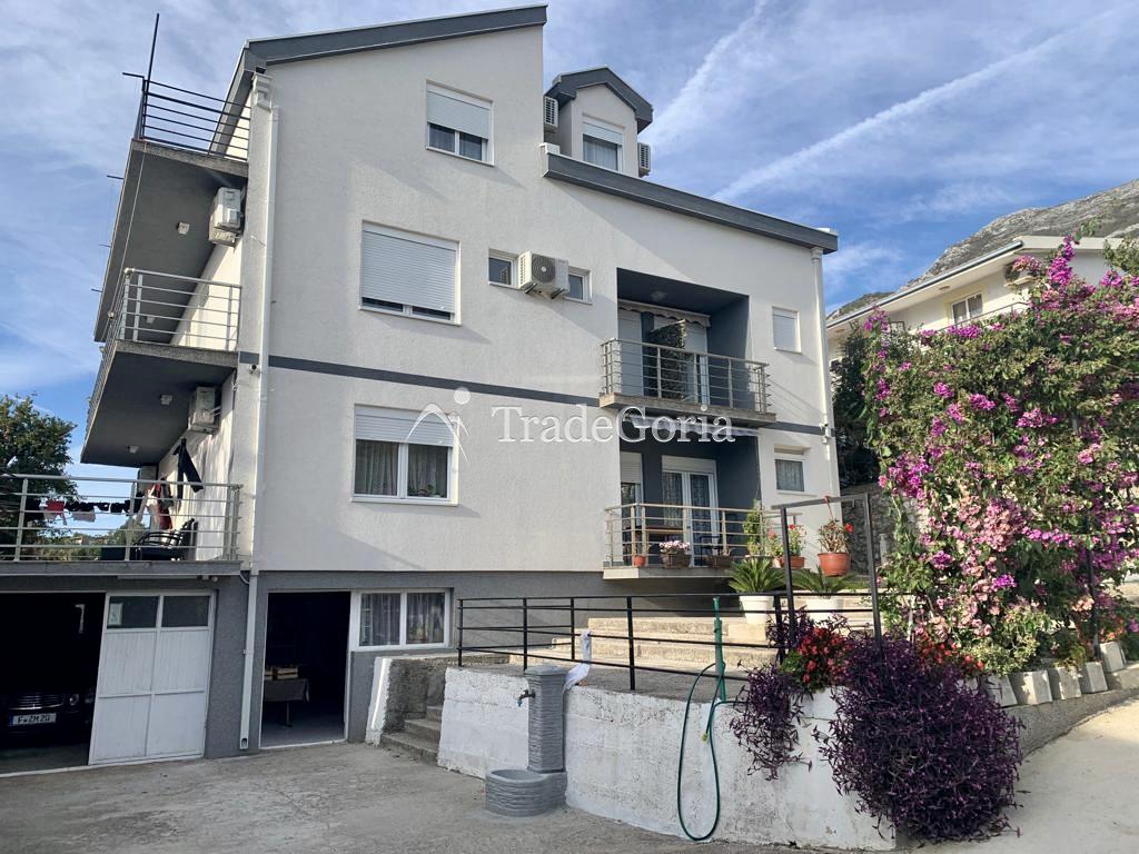 Vila sa 10 apartmana sa sobama u Sutomoru na prodaju