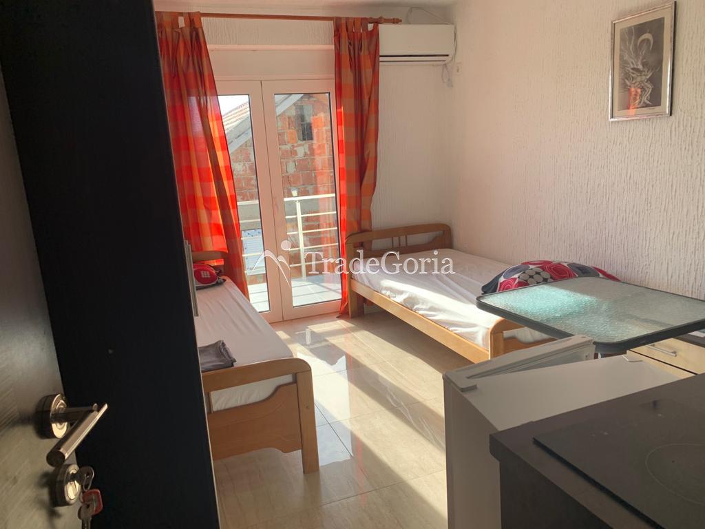 Vila sa 10 apartmana sa sobama u Sutomoru na prodaju