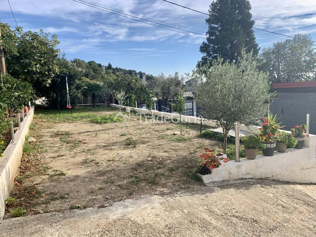 Vila sa 10 apartmana sa sobama u Sutomoru na prodaju