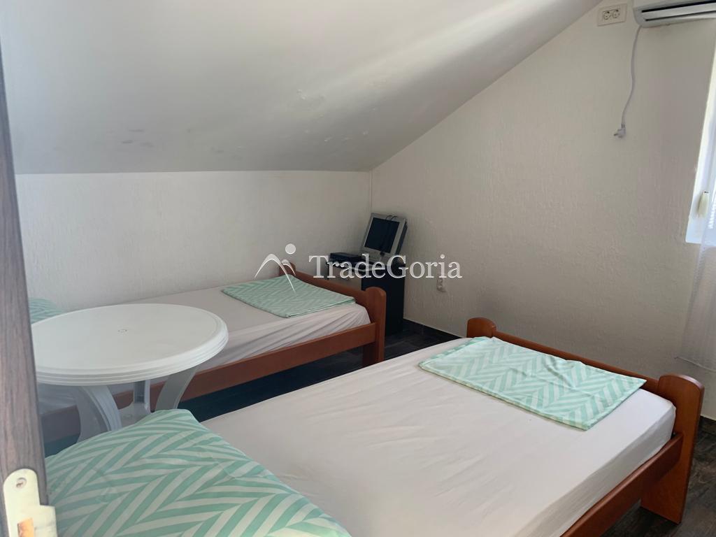 Vila sa 10 apartmana sa sobama u Sutomoru na prodaju