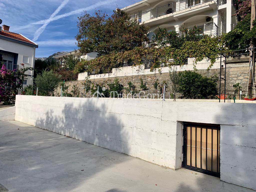 Vila sa 10 apartmana sa sobama u Sutomoru na prodaju