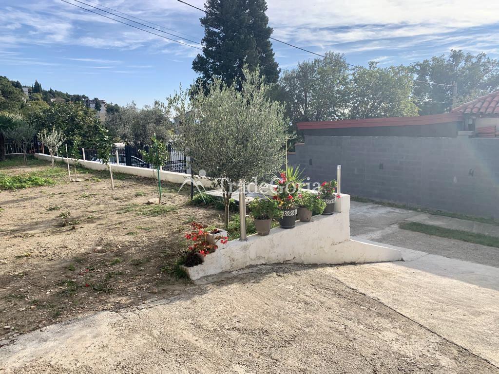 Vila sa 10 apartmana sa sobama u Sutomoru na prodaju