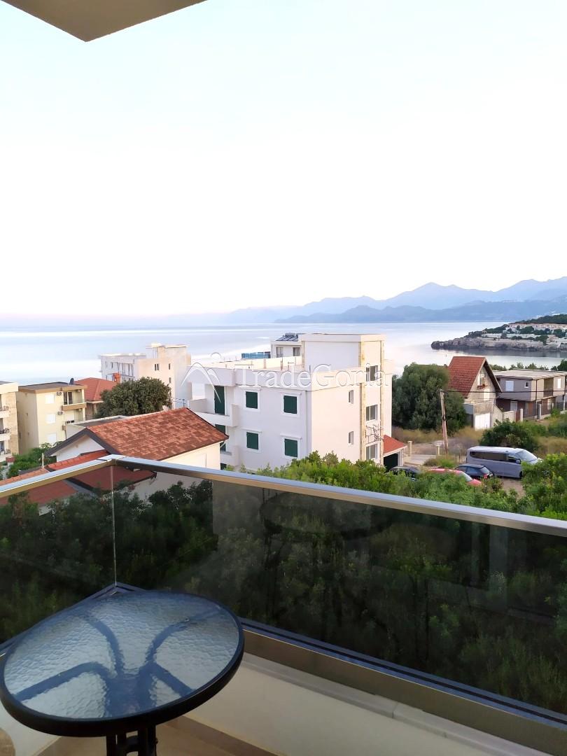 Apartment with Sea View and Pool