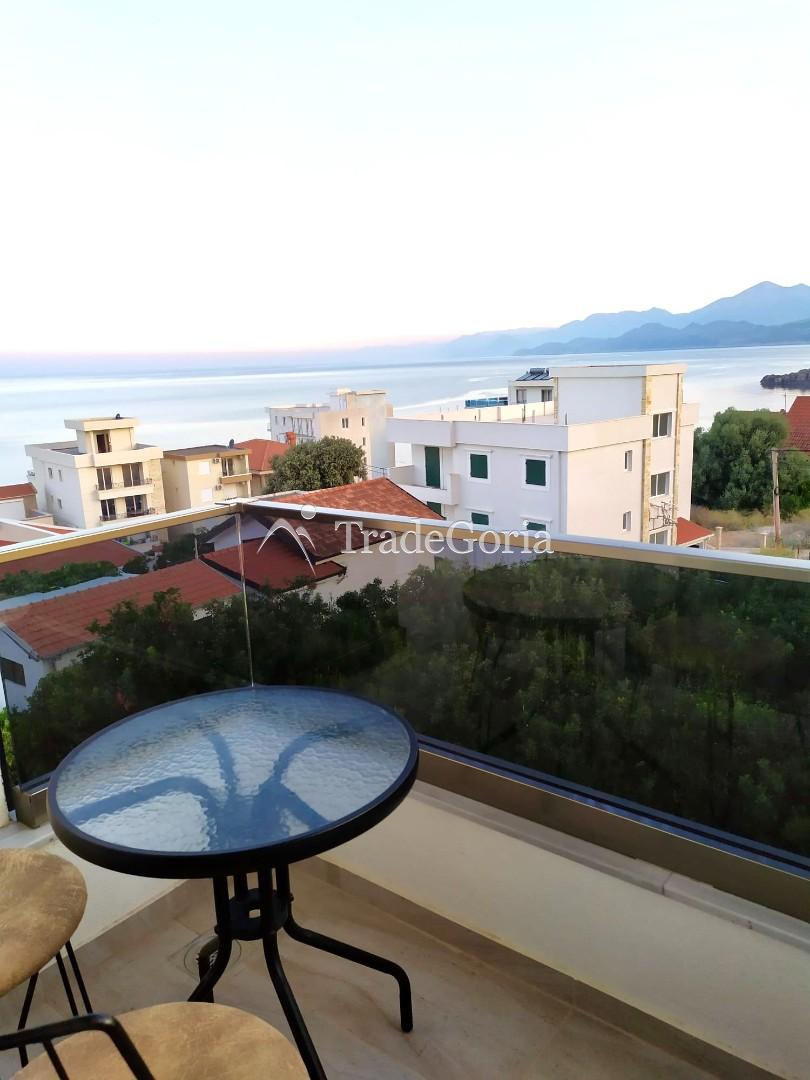 Apartment with Sea View and Pool