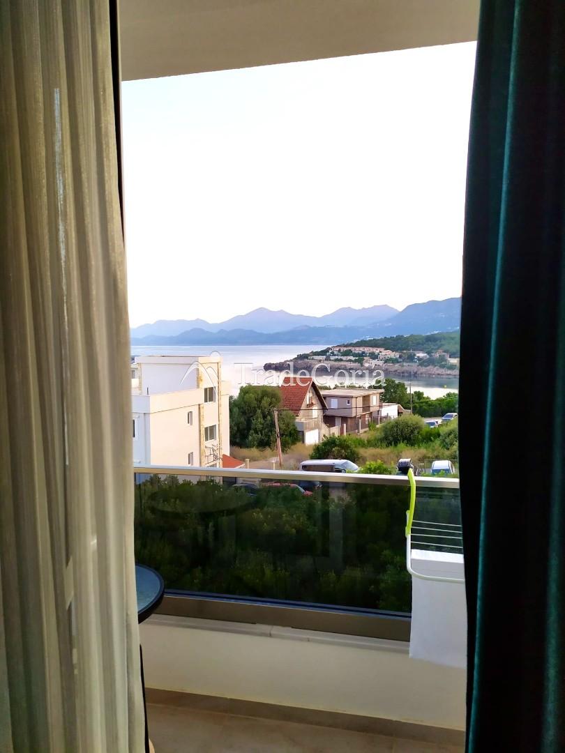 Apartment with Sea View and Pool
