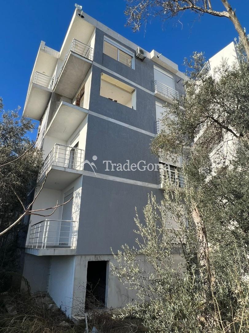 Vierstöckiges Haus zum Verkauf in Ulcinj in der Nähe des Meeres