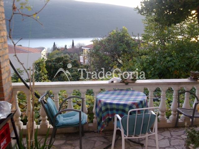 Zu verkaufen: 3-stöckiges Haus an der Küste von Montenegro!