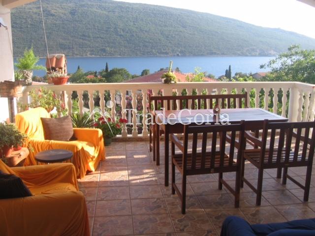 Zu verkaufen: 3-stöckiges Haus an der Küste von Montenegro!
