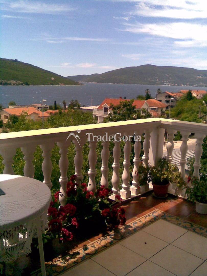 Zu verkaufen: 3-stöckiges Haus an der Küste von Montenegro!